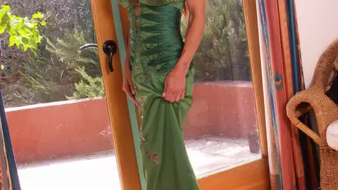 Die großbusige rothaarige Mutter Shannon Kelly macht einen Striptease photo 15