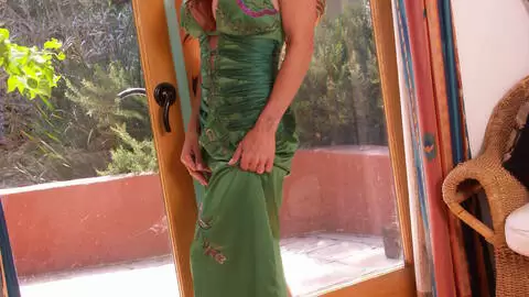 Die großbusige rothaarige Mutter Shannon Kelly macht einen Striptease photo 16