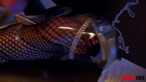 Eine Fetischist filmt sein Küken, während sie ihn saugt und er ihn auf die Strümpfe dreht photo 15