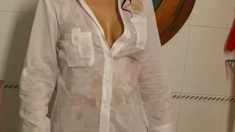 Shannya Tweeks wird in der Badewanne nass