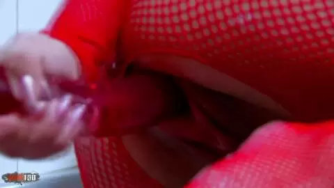 Shannya Tweeks spielt mit einem Dildo in der Badewanne photo 14