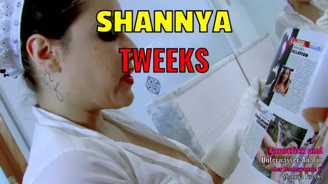 Faustfick und Unterwasser-Anal in der Badewanne für Shannya Tweeks