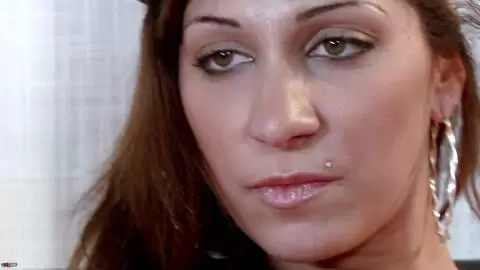 Hübsche Latina Sheryl Riviera wird nackt im Schlafzimmer photo 10