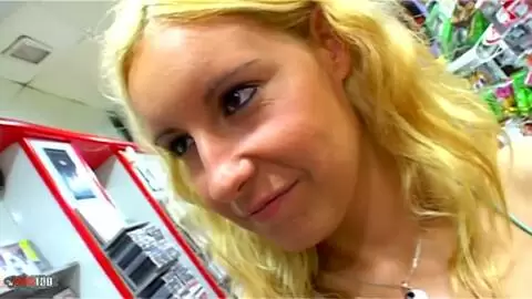 Harter Sex mit einer blonden Bombe in einer Bar