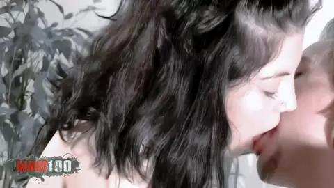 Die schöne spanische Brünette Sonia Sanchez lutscht den Schwanz eines Amateurschauspielers photo 02