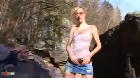 Die wunderschöne französische Blondine Starla Candy macht einen Striptease am Wasser photo 03