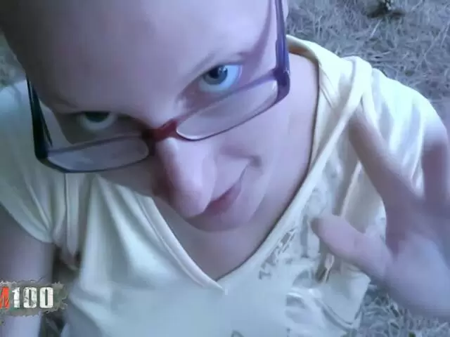 Die schöne französische Blondine Starla Candy pinkelt im Wald und lutscht dann Terrys Schwanz photo 1