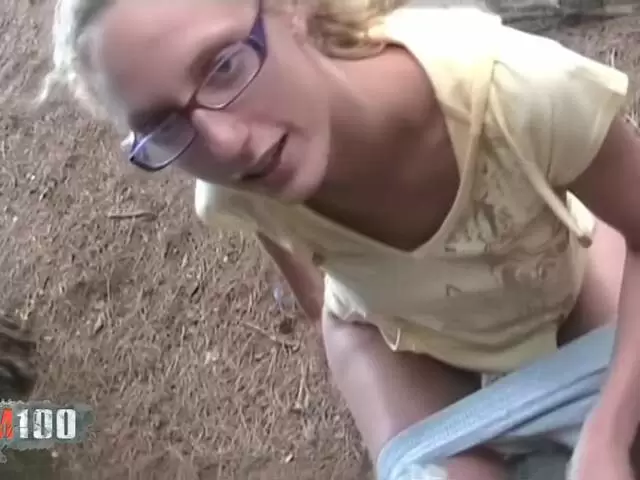 Starla Candy macht eine Pisspause im Wald photo 1