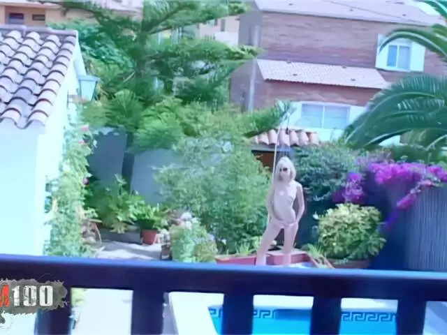 Die heiße französische Blondine Starla Candy hat am Pool spioniert photo 1
