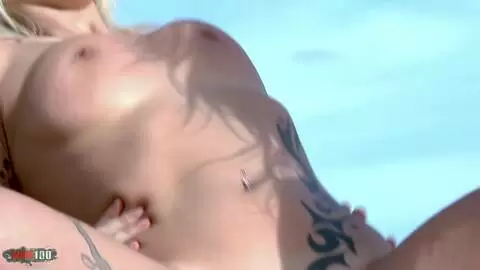 Heißer Dreier am Strand mit zwei schwülen und geilen Latina-Blondinen photo 12