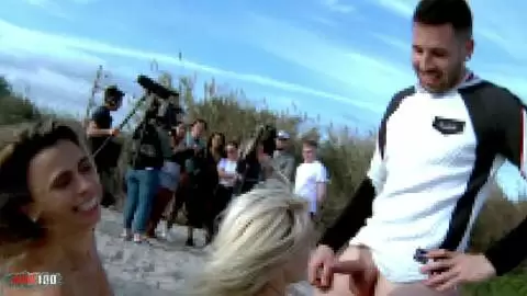 Heißer Dreier am Strand mit zwei schwülen und geilen Latina-Blondinen photo 16