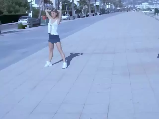 Die hübsche, zierliche tschechische Blondine Suzana blitzt auf einer öffentlichen Straße photo 1