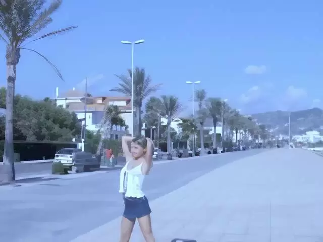 Die hübsche, zierliche tschechische Blondine Suzana blitzt auf einer öffentlichen Straße photo 2
