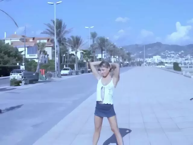 Die hübsche, zierliche tschechische Blondine Suzana blitzt auf einer öffentlichen Straße photo 3