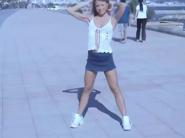 Die hübsche, zierliche tschechische Blondine Suzana blitzt auf einer öffentlichen Straße photo 4