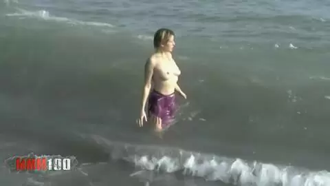 Französische Milf Tigra nackt in den Wellen photo 02