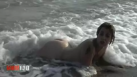 Französische Milf Tigra nackt in den Wellen photo 08