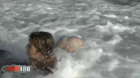 Französische Milf Tigra nackt in den Wellen photo 10