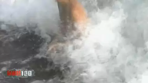 Französische Milf Tigra nackt in den Wellen photo 12