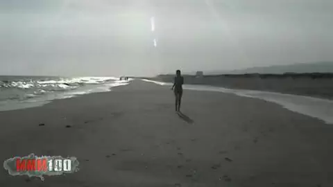 Französische Milf Tigra nackt in den Wellen photo 15