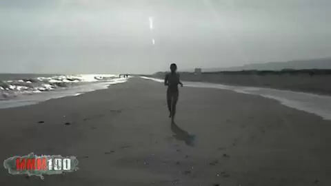 Französische Milf Tigra nackt in den Wellen photo 16