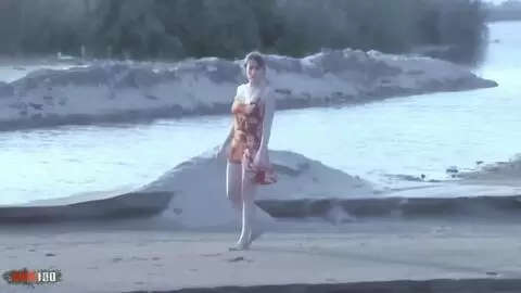 Sensationeller Striptease der hübschen blonden Tigra, die sich am Meer auszieht und völlig nackt endet photo 02