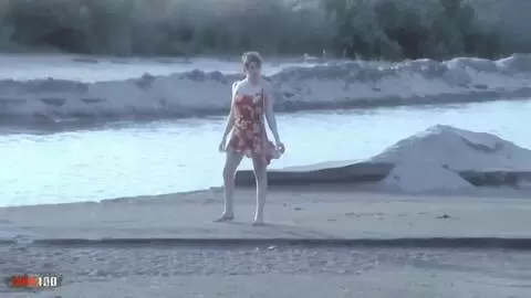 Sensationeller Striptease der hübschen blonden Tigra, die sich am Meer auszieht und völlig nackt endet photo 04