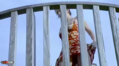 Sensationeller Striptease der hübschen blonden Tigra, die sich am Meer auszieht und völlig nackt endet photo 14