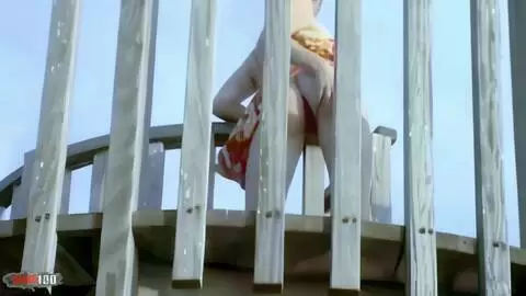 Sensationeller Striptease der hübschen blonden Tigra, die sich am Meer auszieht und völlig nackt endet photo 15