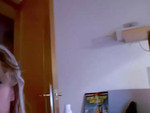 Kurzes kleines Interview auf Französisch mit der schönen blonden MILF Tigra photo 2