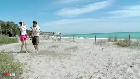 Der britische Pornostar Tina Kay fickt an einem öffentlichen Strand photo 03
