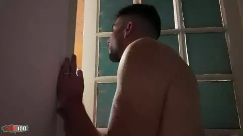 Er beobachtet Tina Nova beim Masturbieren und fickt dann die Blondine photo 1