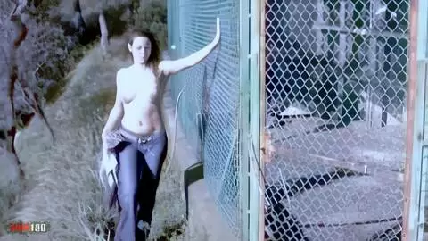 Die junge spanische Amateurin Tina, nackt im Freien photo 02