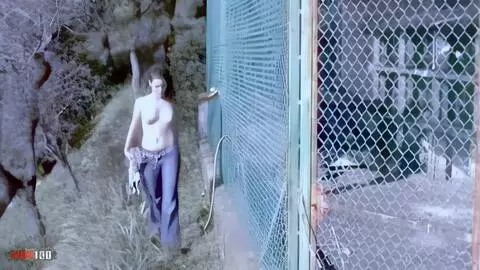 Die junge spanische Amateurin Tina, nackt im Freien