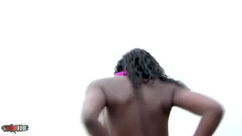 Erstaunlich große Titten schwarz Babe Tyra Lewis Strippen im Freien photo 05