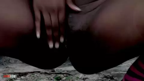 Erstaunlich große Titten schwarz Babe Tyra Lewis Strippen im Freien photo 16