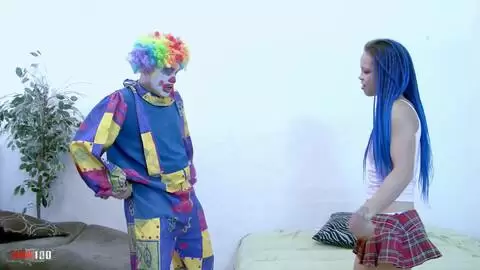 Ein sehr perverser alter Clown fickt die junge Ashley Luvbug photo 04