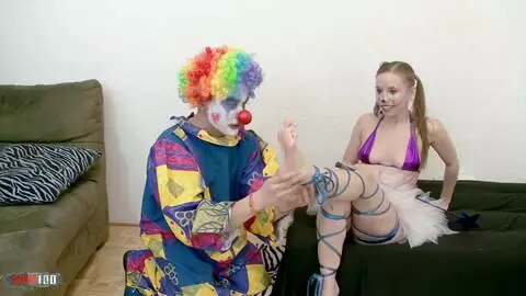 Die dünne junge Blondine Norah Nova wird von einem Clown gefickt photo 04