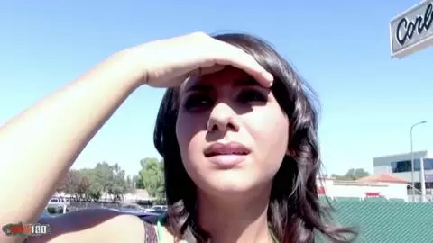 Die schöne Brünette Alana Leigh fickt einen dicken Schwanz mit Sperma auf die Brüste.
 photo 01