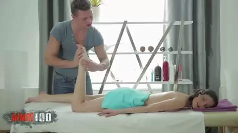 Junge dünne Russin in weißem Kleid und Höschen bekommt eine Massage und einen großen Schwanz in ihre Muschi photo 05