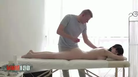 Wunderschöne junge russische Brünette mit perfektem Körper wird auf dem Massagetisch von einem großen Schwanz gefickt photo 01