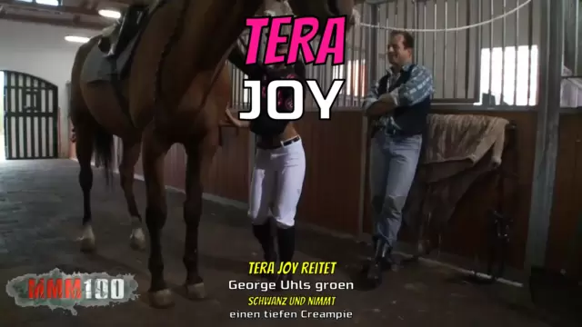 Tera Joy reitet George Uhls großen Schwanz und nimmt einen tiefen Creampie