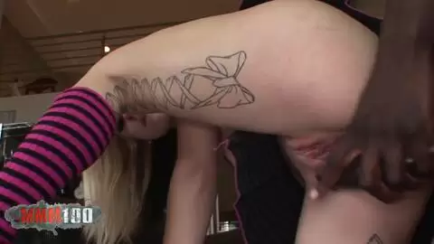 Die zierliche Blondine Faye Runaway bekommt einen riesigen schwarzen Schwanz in ihr enges Arschloch photo 04