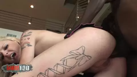 Die zierliche Blondine Faye Runaway bekommt einen riesigen schwarzen Schwanz in ihr enges Arschloch photo 08