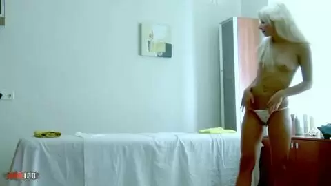 Die junge kurzhaarige Schlampe Emma Snow lässt sich die Muschi essen und ficken photo 01