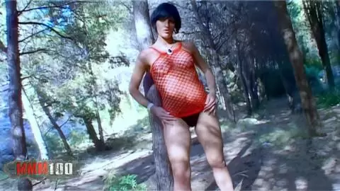 Die französische Brünette Alicia Dark macht einen Striptease im Wald photo 01