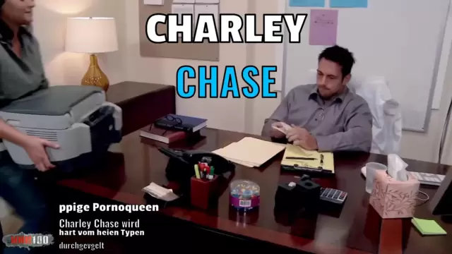 Üppige Pornoqueen Charley Chase wird hart vom heißen Typen durchgevögelt