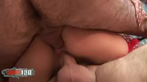 Deepthroat und Doppelpenetration im verrückten Dreier für kleine Blondine photo 06