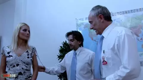 Zwei junge Blondinen lassen ihren Arsch in einem Quartett im Unterricht gefickt photo 01