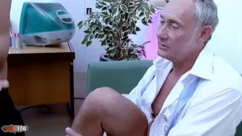 Zwei junge Blondinen lassen ihren Arsch in einem Quartett im Unterricht gefickt photo 04